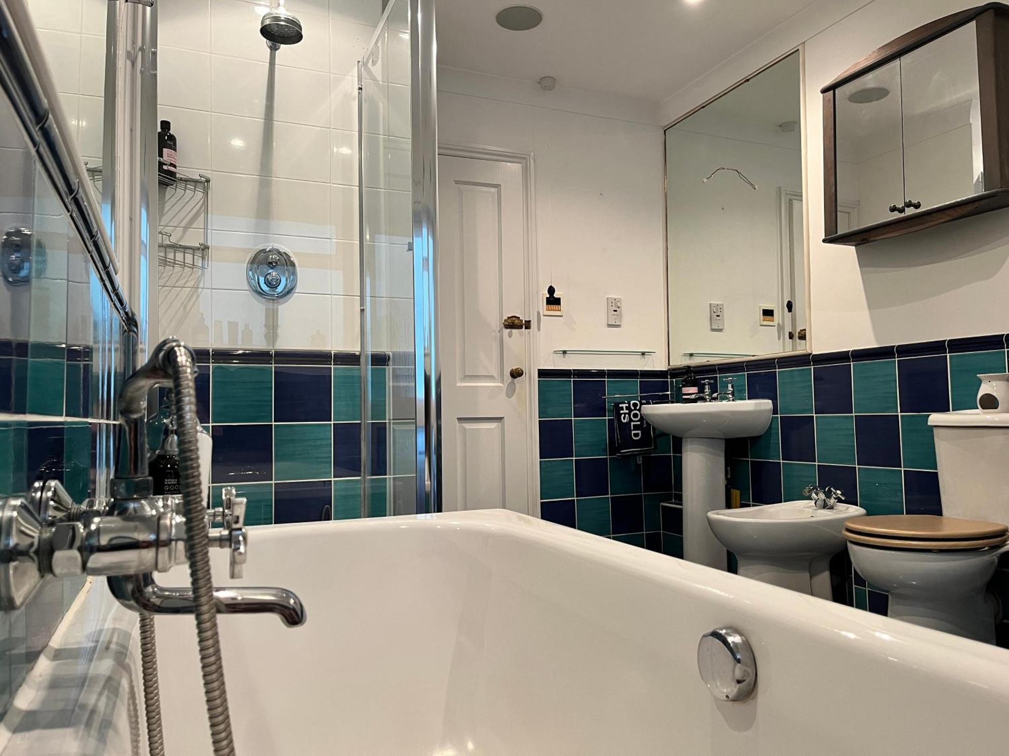 Stay At 'The Elms' In Tranquil Church Norton, Selsey - Ground Floor Bedroom, Own Private Bathroom, Quiet Beach, 2 Acre Garden By The Sea, On Edge Of Wildlife Nature Reserve Exterior photo