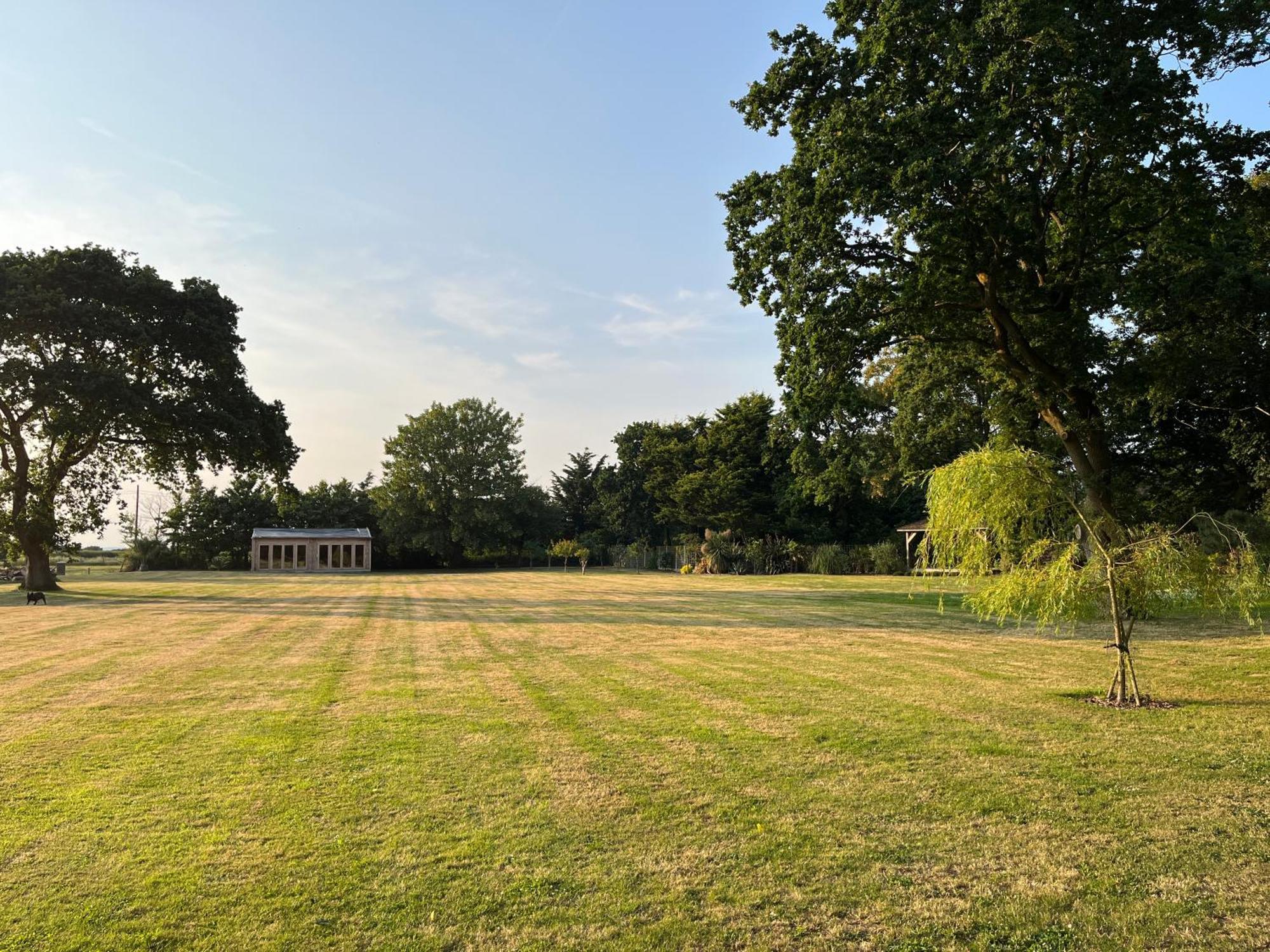 Stay At 'The Elms' In Tranquil Church Norton, Selsey - Ground Floor Bedroom, Own Private Bathroom, Quiet Beach, 2 Acre Garden By The Sea, On Edge Of Wildlife Nature Reserve Exterior photo