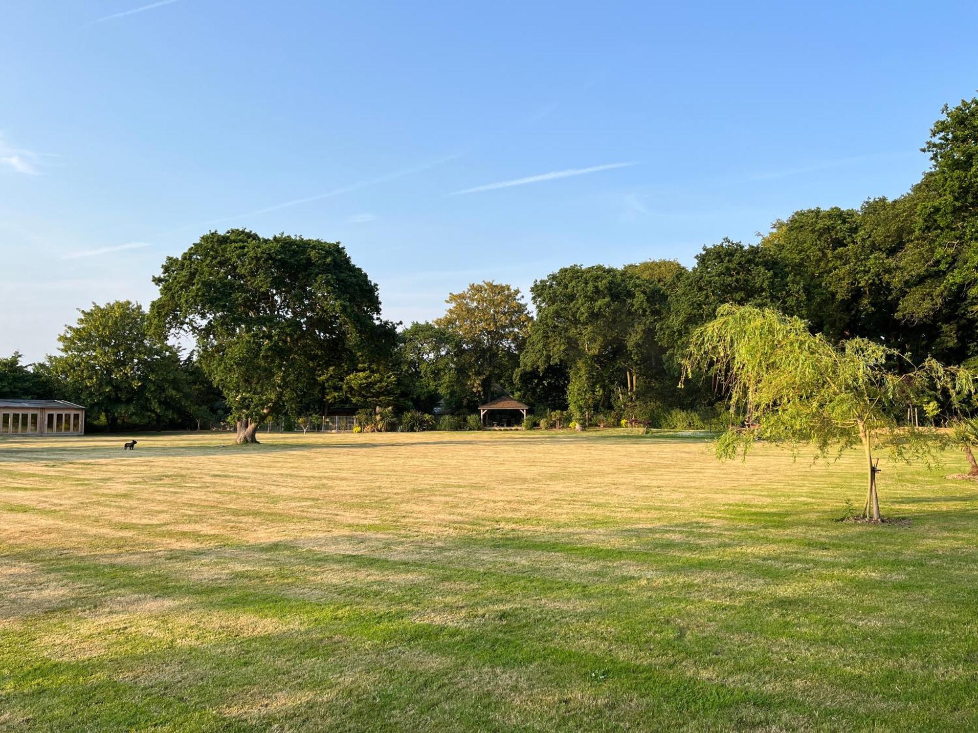 Stay At 'The Elms' In Tranquil Church Norton, Selsey - Ground Floor Bedroom, Own Private Bathroom, Quiet Beach, 2 Acre Garden By The Sea, On Edge Of Wildlife Nature Reserve Exterior photo